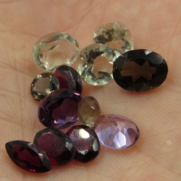 Jewelry - Natural 13 Carats 12 Faceted Gemstones Lot 11